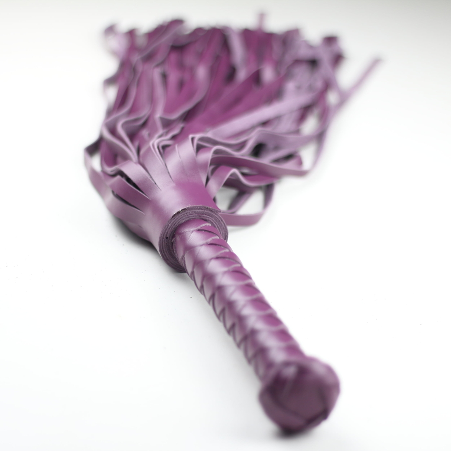 Mor flogger 1 cm genişliğinde 40 adet saçaktan oluşan flogger, hakiki orta sertlikte birinci sınıf deriden yapılmaktadır. Flogger, impacxt play için spoft ve sert arasında bir doku tercih edenler için düşünülmüştür. Sap kısmı 20cm ve saçaklar 45 cm uzunluğundadır. Başlangıç ve orta...