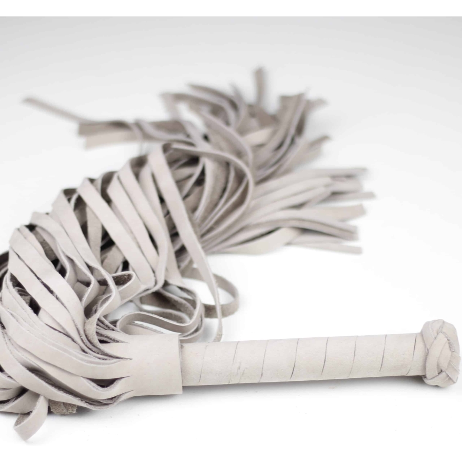 Süet flogger süet  derisi kullanılarak yapılan floggerın sap kısmı 20cm, saçakları ise 50cm uzunluğundadır. Saçakların genişliği 1cm olup 30 adet saçak mevcuttur. Kadifemsi dokunuşuyla impact play için iyi bir orta seviye floggerıdır. Yaklaşık ağırlığı 250-300 gr civarındadır. Satın almadan önce “flogger seçiminde...