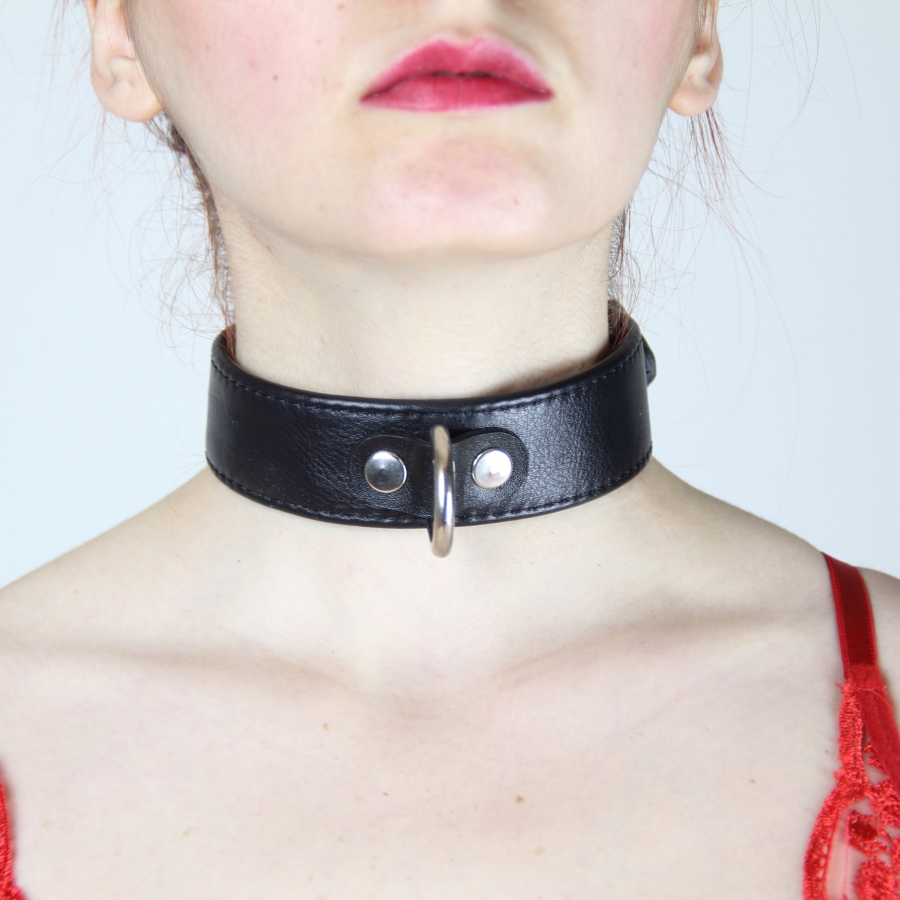Simple d ring choker 1,3mm kalınlığında hakiki deriden yapılmaktadır. Soft yapısıyla boynu rahatsız etmez, konforlu ve kullanışlıdır. Merkezi d ring halkası dayanıklı ve her sahne / play için uygundur. Günlük hayatta kullanılabilecek sadeliktedir.