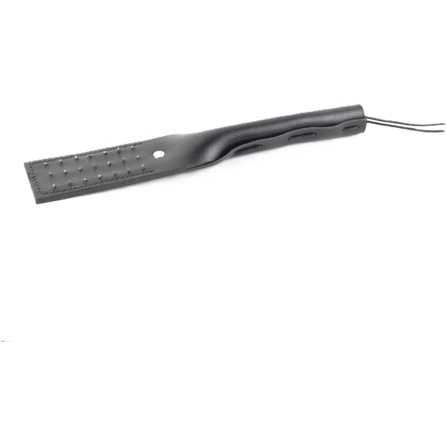 Vampire paddle birinci sınıf 5mm deriden çift katman olarak üretilmektedir. Gelişigüzel boyutlarda uçları kesilen çiviler keskin ve temas ettiği alanda hafif bir kesik bırakacak şekilde tasarlanmıştır.